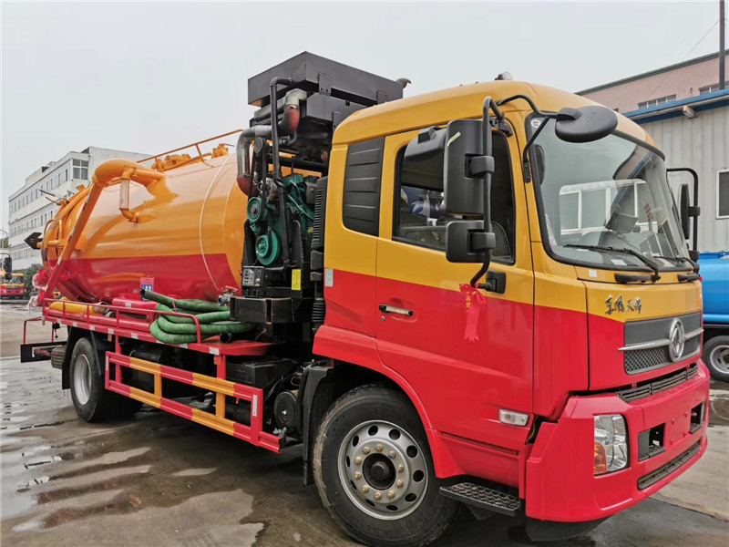 東風(fēng)天錦吸污車吸污泵采用山東2BE-204水循環(huán)真空泵，精密度高，吸力大